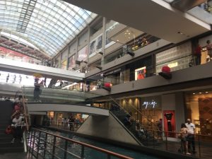 ショッピングモール内の人工的な川