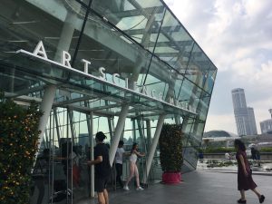 マリーナ・ベイ・サンズでショッピングした後はサイエンス・アートミュージアムへ！